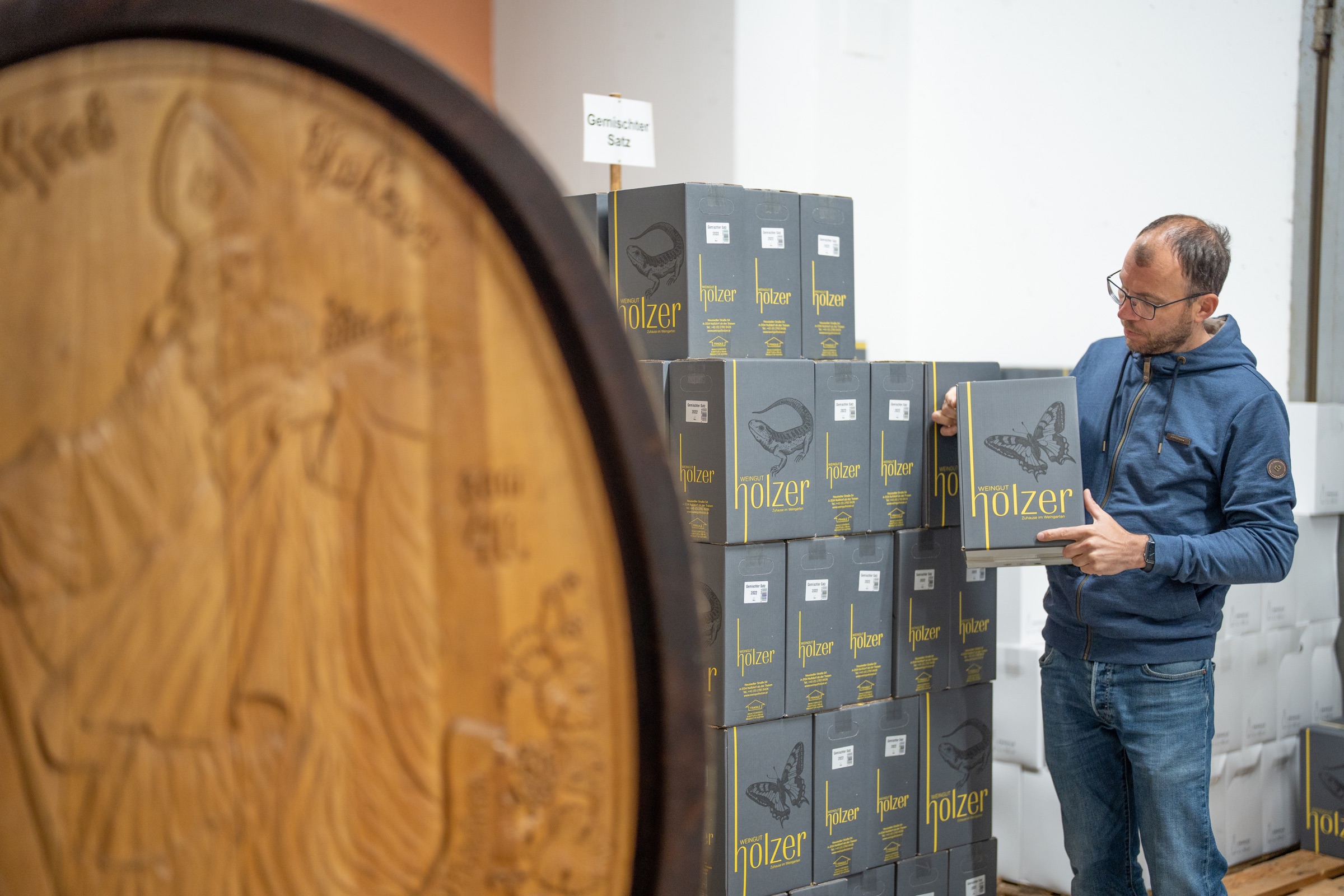 Vorbereitung einer Weinbestellung am Weingut Holzer